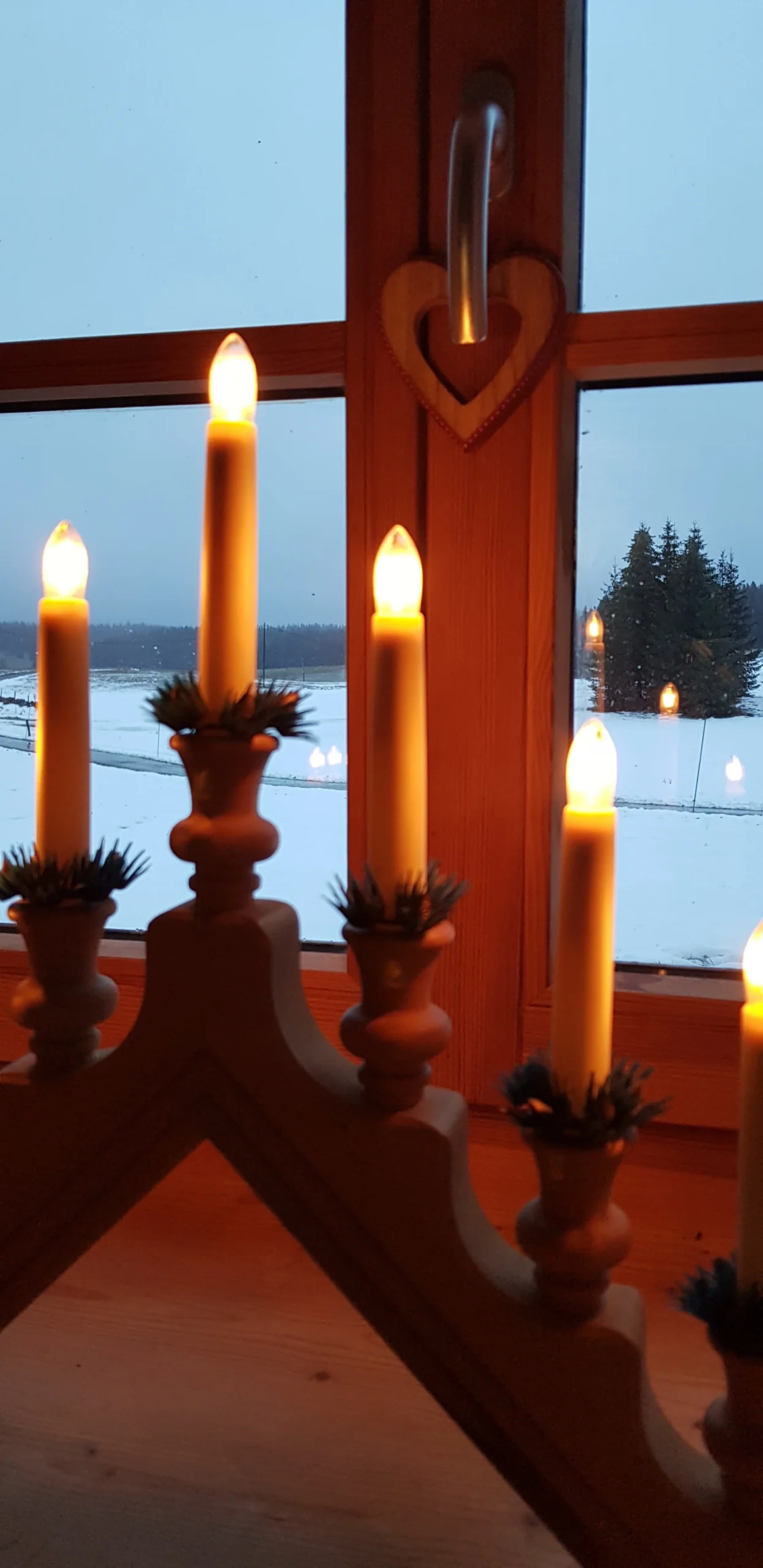 Agrandir : Les bougies à la fenêtre et le paysage hivernal
