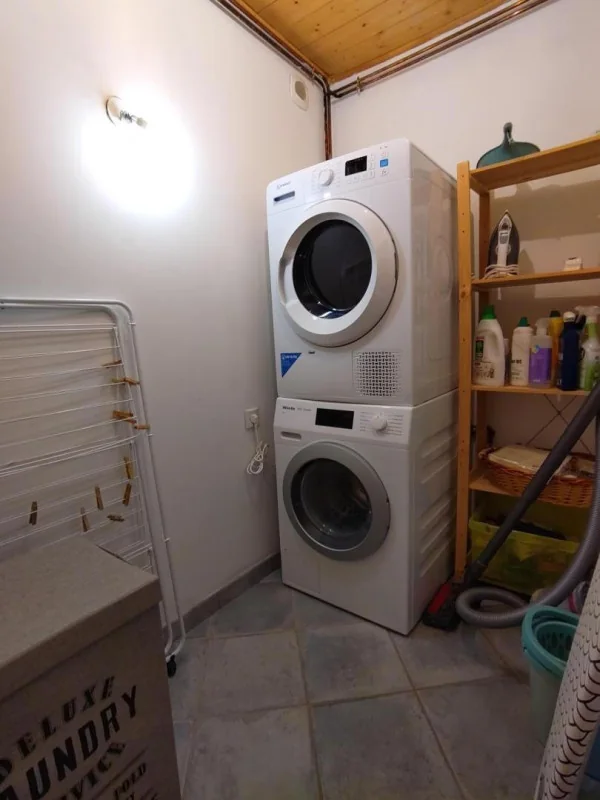 La buanderie avec lave-linge et sèche-linge