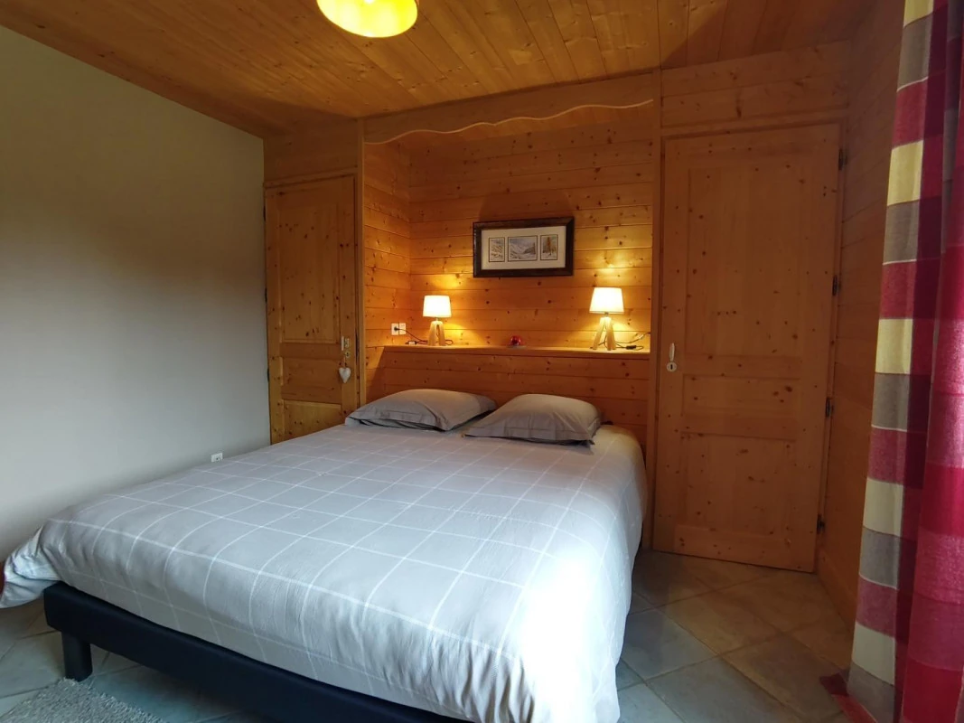 Agrandir : Le lit double de la chambre aux boiseries