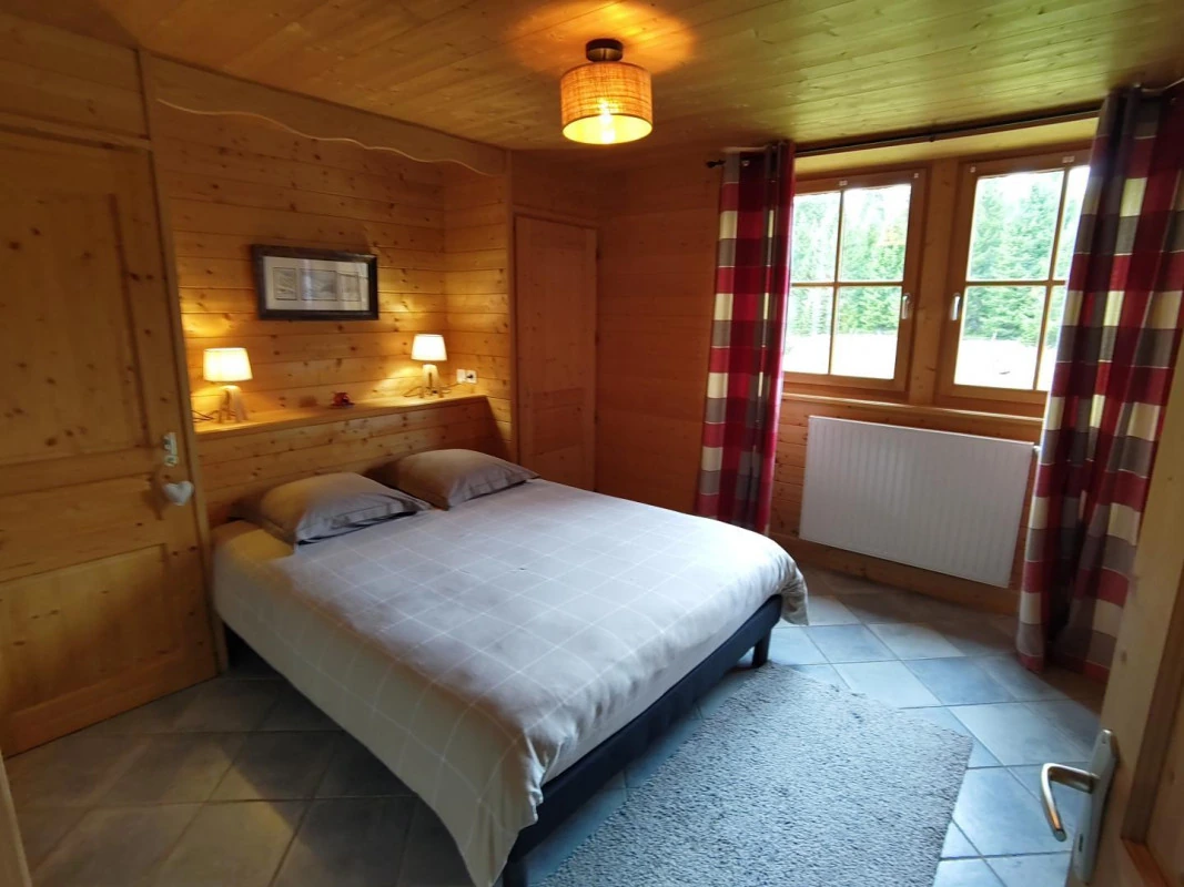La chambre aux boiseries avec son lit double