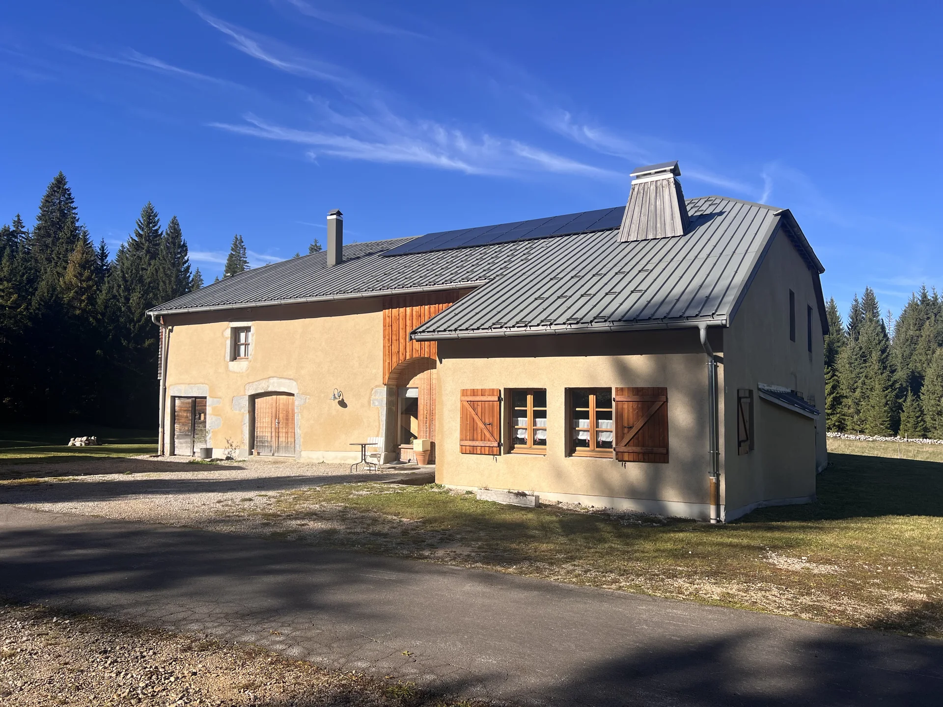 La façade et l’entrée du gîte Le Refuge de la Toumire à Chapelle-des-Bois