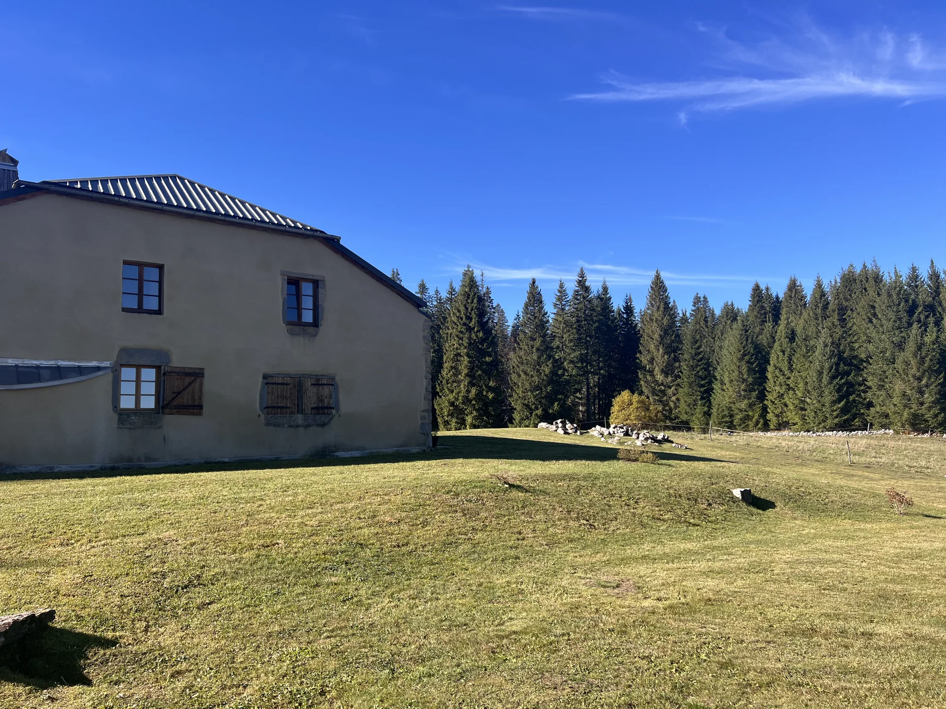Le jardin du Refuge de la Toumire en lisière de forêt dans le Haut-Doubs