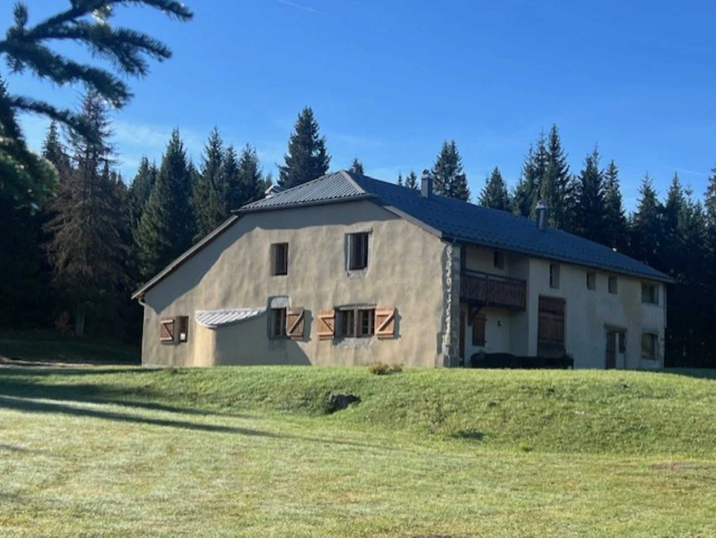 Le refuge et son jardin au bord de la forêt en été