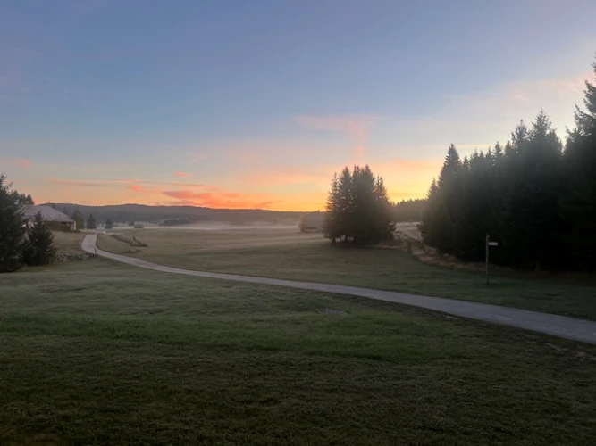 Agrandir : Le paysage du Haut-Doubs au lever du soleil depuis les abords du refuge