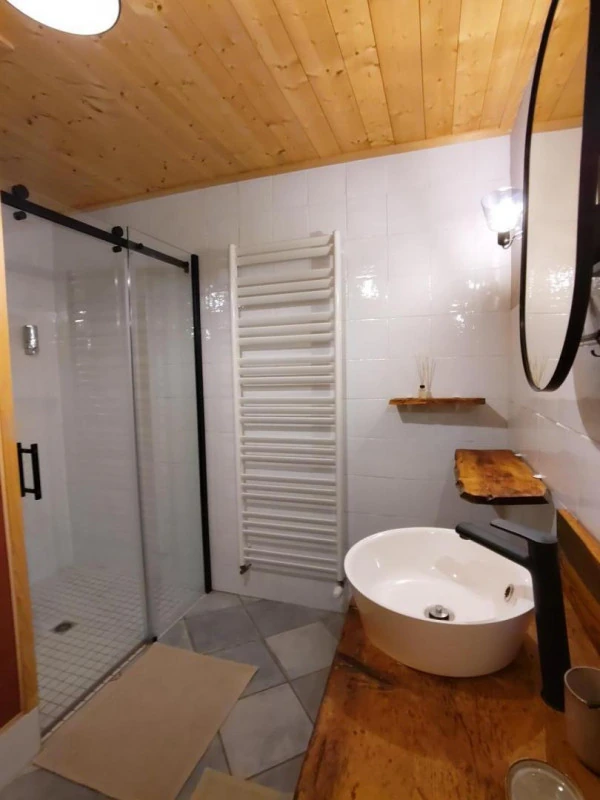 Agrandir : La salle d’eau avec double vasque et douche