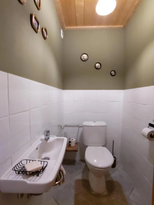 Agrandir : Les toilettes séparées du gîte